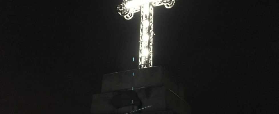 Cornizzolo, croce illuminata